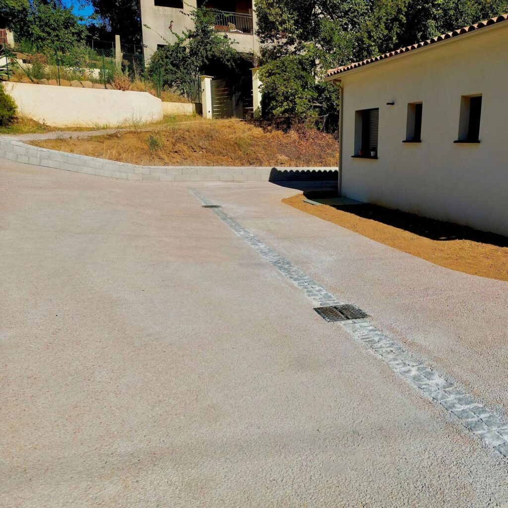 Maçonnerie - Création d'un parking privé en béton désactivé et pose de pavés pierres