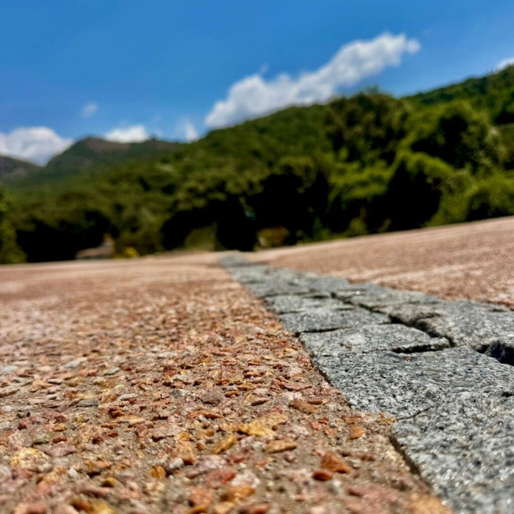 Maçonnerie - Création d'un parking privé en béton désactivé et pose de pavés pierres