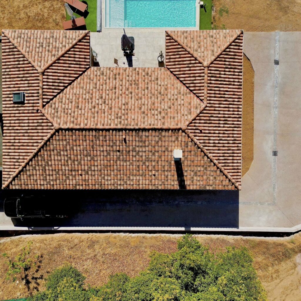 Maçonnerie - Création d'un parking privé en béton désactivé et pose de pavés pierres