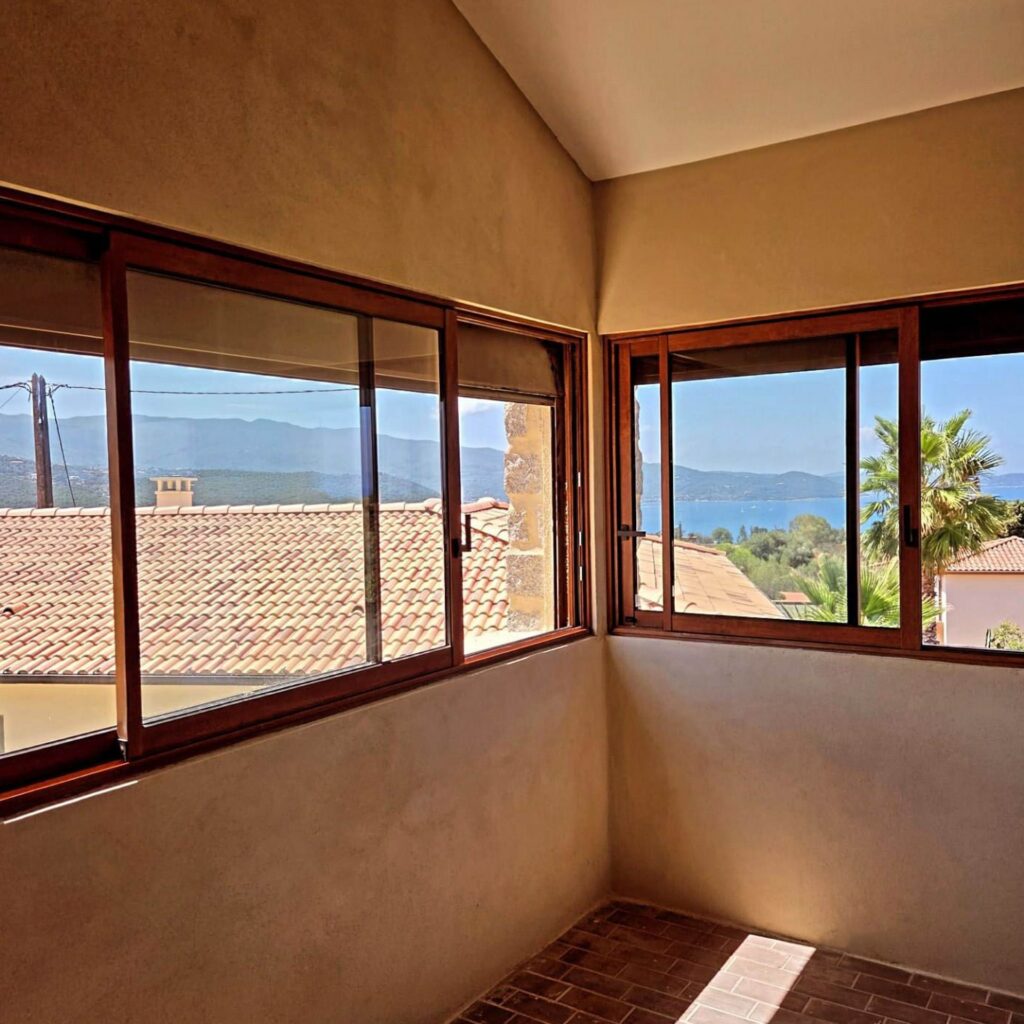 Rénovation - rénovation complète d'une terrasse non couverte en pièce supplémentaire, mur à la chaux, création d'une charpente