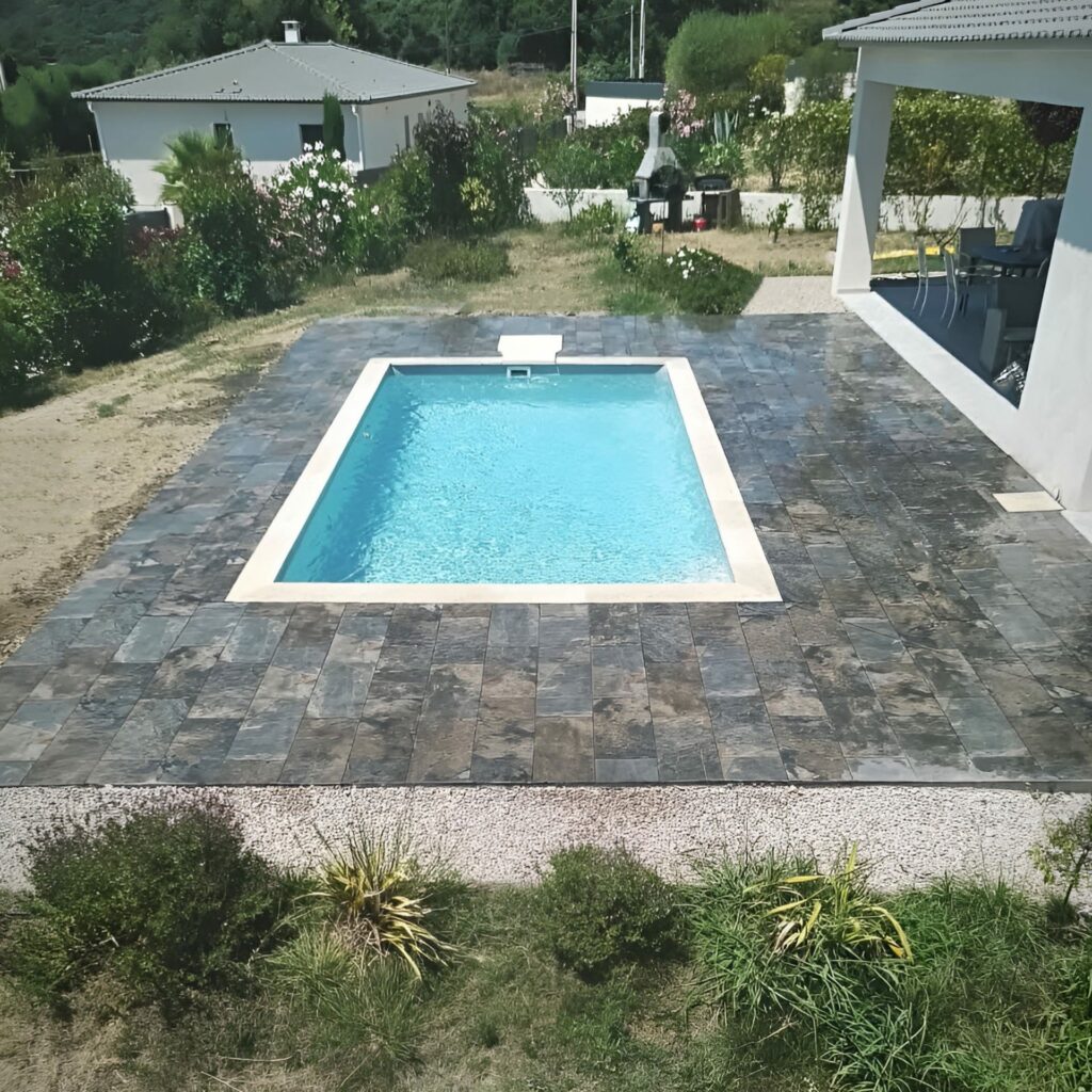 Gros oeuvre - création piscine desjoyaux et sa plage carrelée