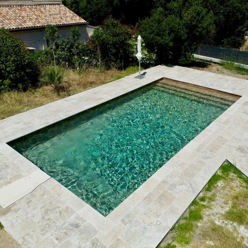 Gros oeuvre et Maçonnerie - Rénovation piscine Desjoyaux - rénovation structure et forme, création d'une plage en travertin, pose carrelage