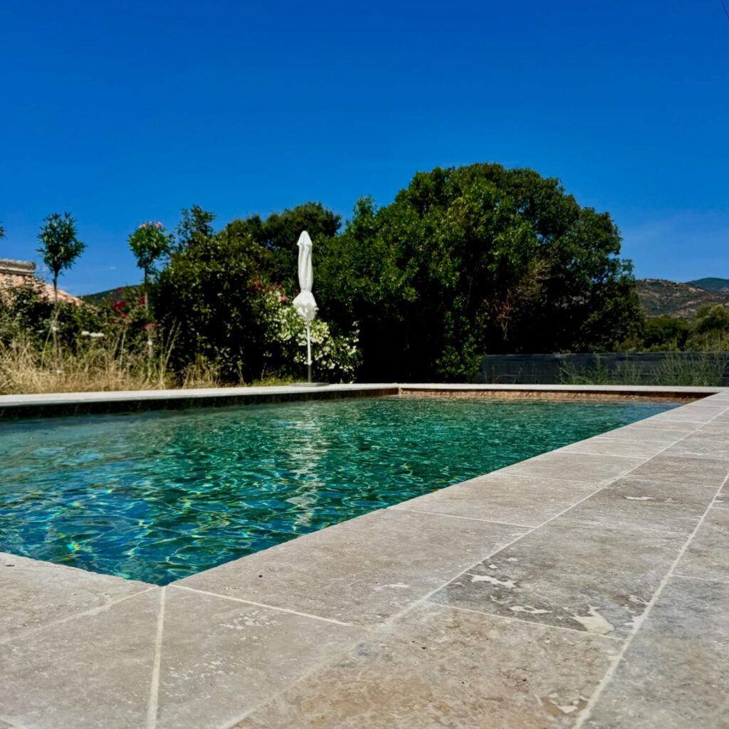 Gros oeuvre et Maçonnerie - Rénovation piscine Desjoyaux - rénovation structure et forme, création d'une plage en travertin, pose carrelage