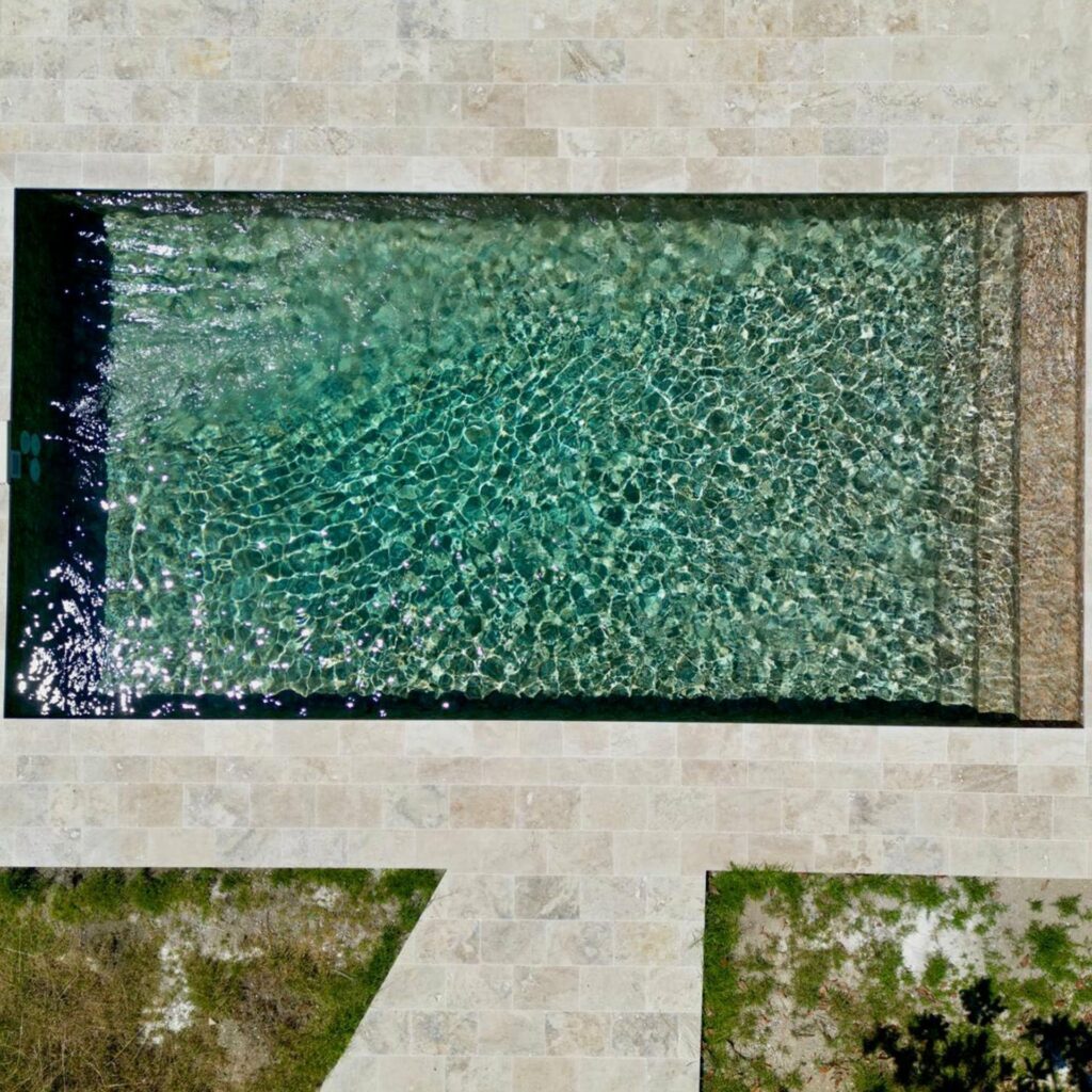 Gros oeuvre et Maçonnerie - Rénovation piscine Desjoyaux - rénovation structure et forme, création d'une plage en travertin, pose carrelage