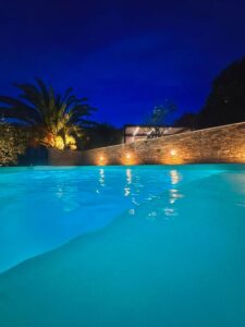 Gros oeuvre et maçonnerie - construction piscine traditionnelle - piscine et mur en pierres