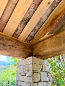 PMC Maçonnerie - Tavera - Gros oeuvre - Réalisation d'une charpente traditionnelle pour un pool house corse