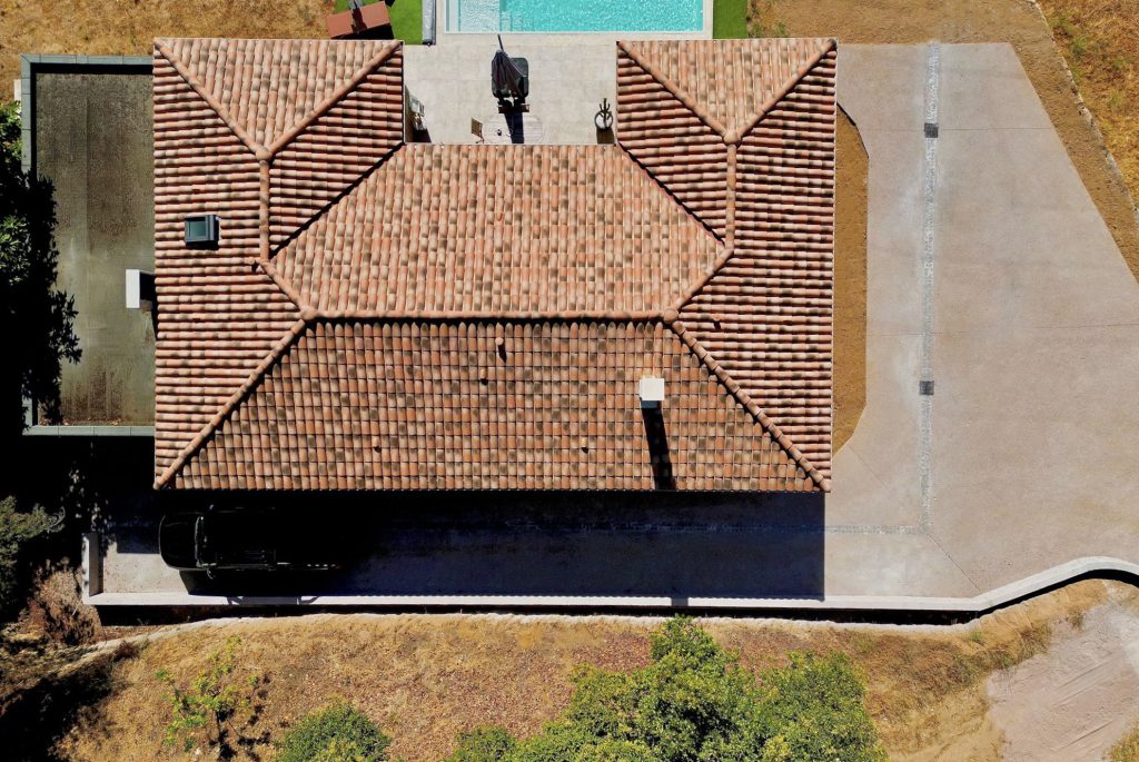 Maçonnerie - Création d'un parking privé en béton désactivé et pose de pavés pierres